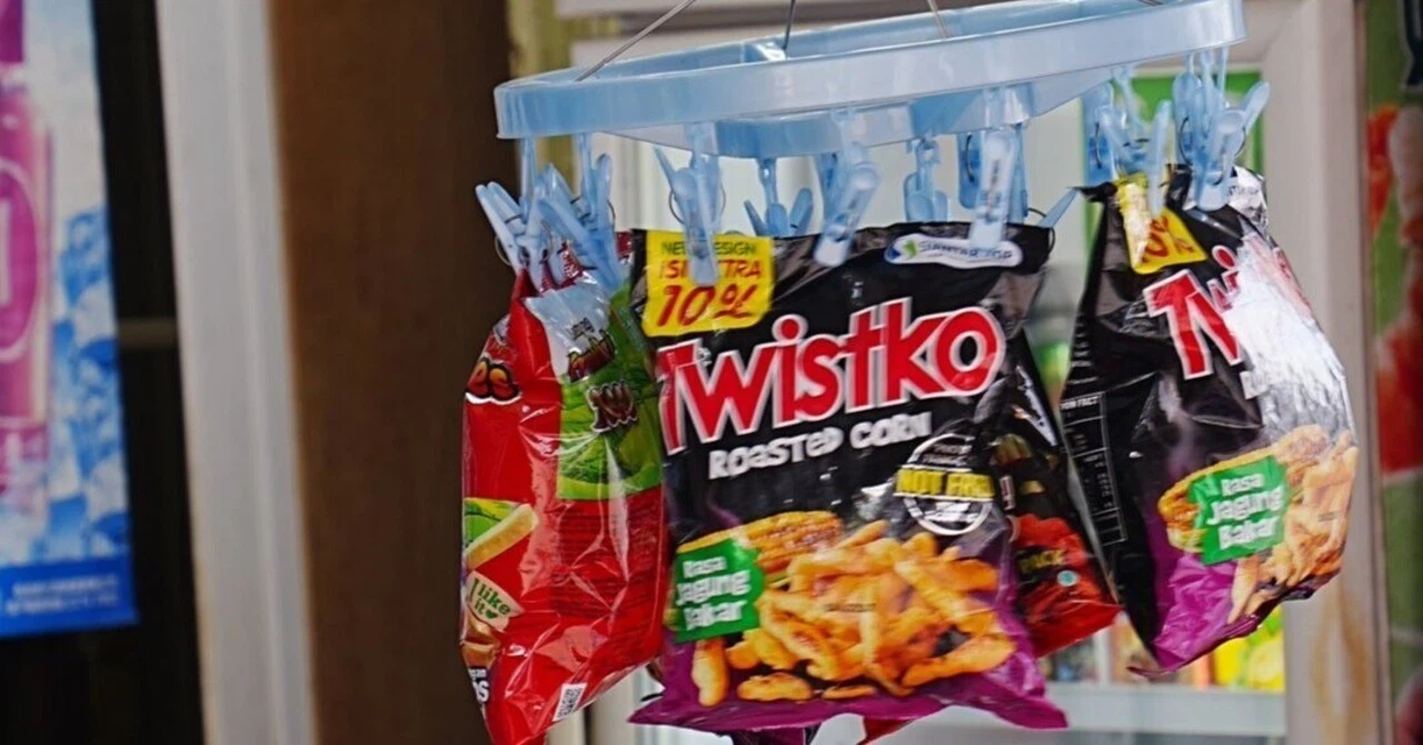 丸い洗濯ハンガーに吊るされたお菓子。香港のローカル店で見られる独特な陳列方法。