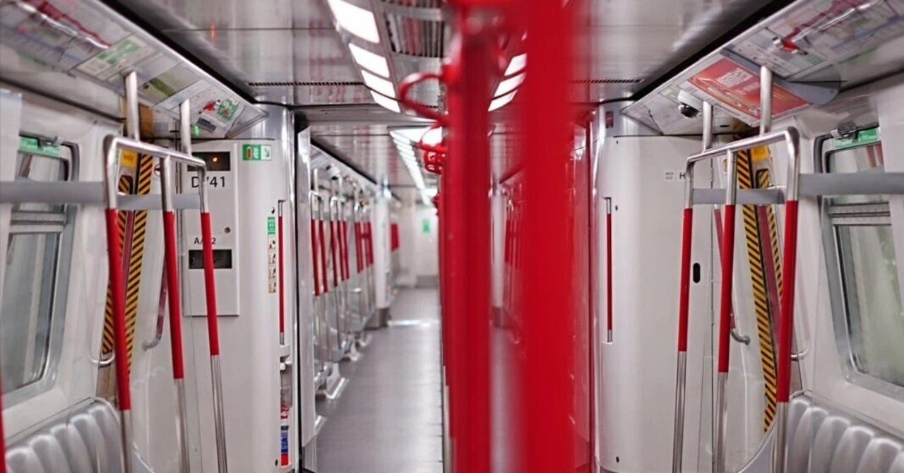 香港MTRの新型車両「Q-Train」の車内の様子。明るい照明の下、人間工学に基づいた新しいデザインの座席とリング状の吊り革が設置されている。