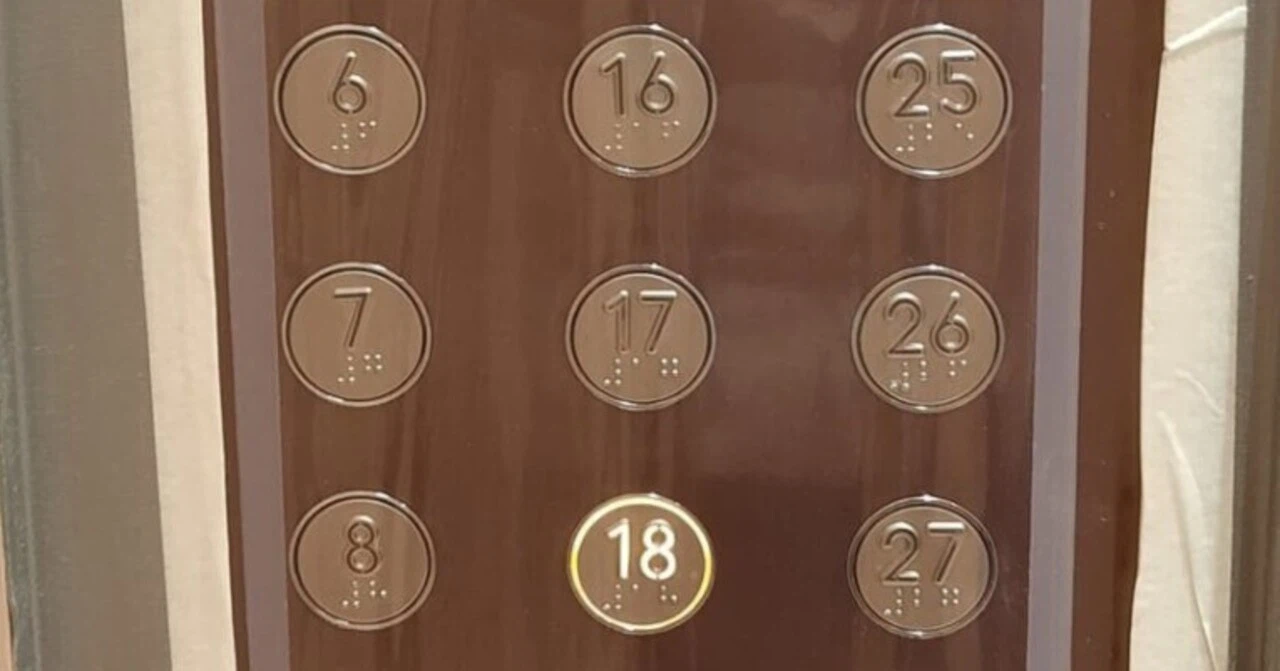 香港のエレベーターの階数ボタンパネル。18階のボタンが点灯している。ボタンには点字も併記されている。