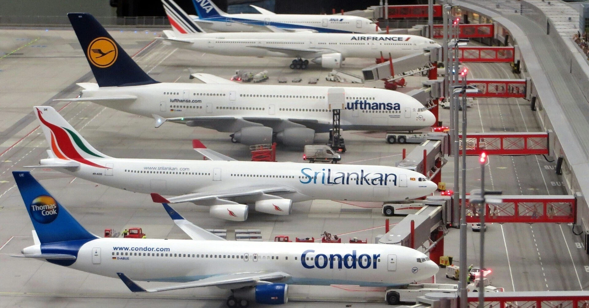 空港に駐機する各航空会社の飛行機。ビジネスにおける責任感の違いを象徴する。
