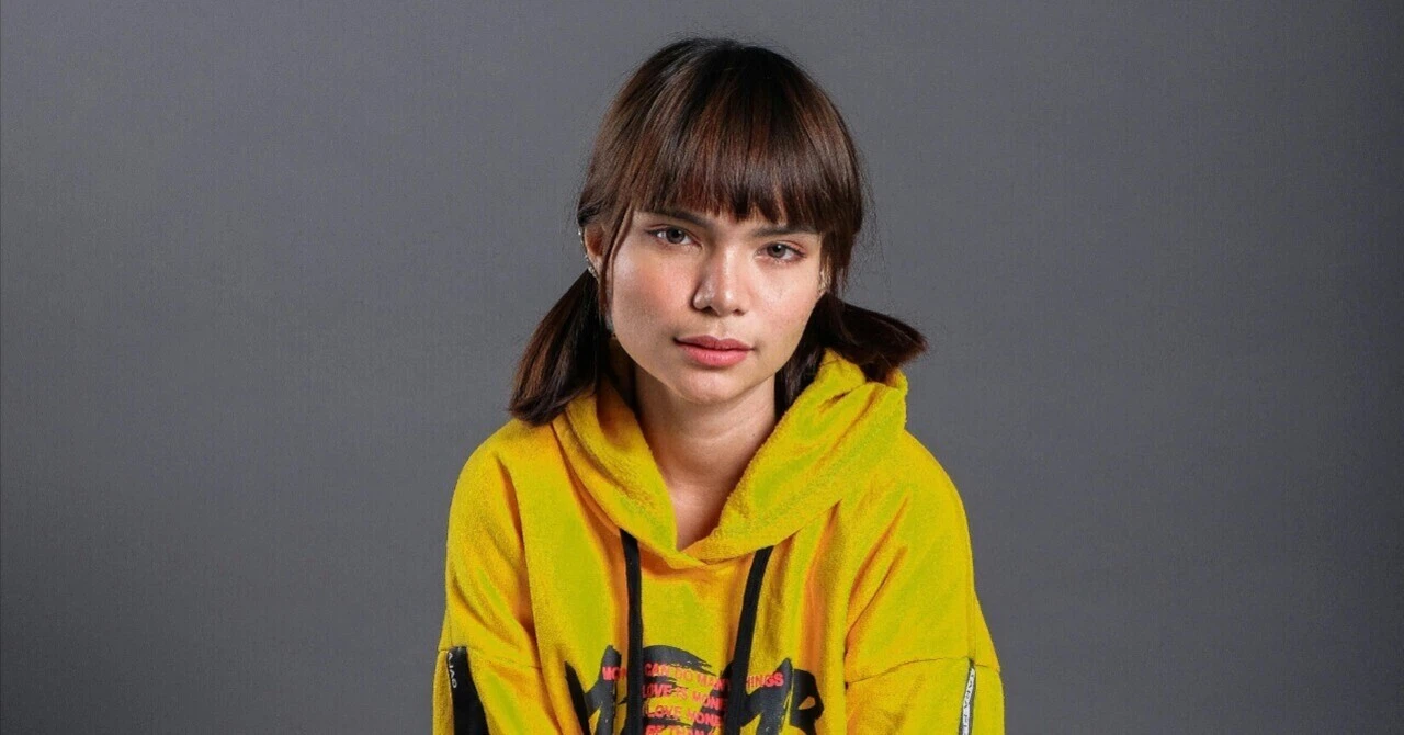 年齢マーケティングの限界を象徴する、黄色いパーカーを着た女性。固定観念にとらわれないスタイルが、新しいマーケティングの方向性を示す。