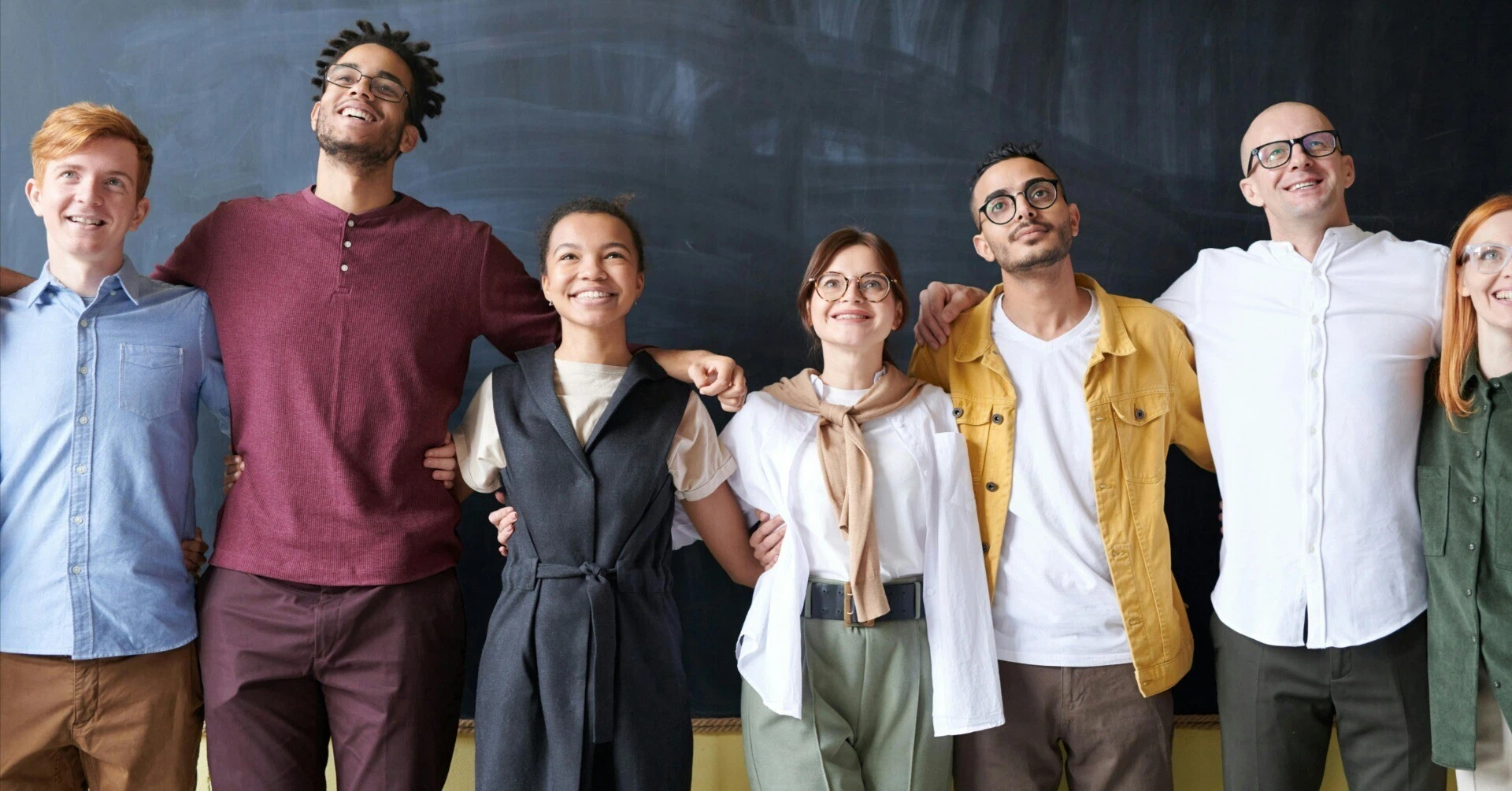 多様な背景を持つ人々が、活気ある雰囲気の中で協力し、マーケティングに関するアイデアを交換している様子。