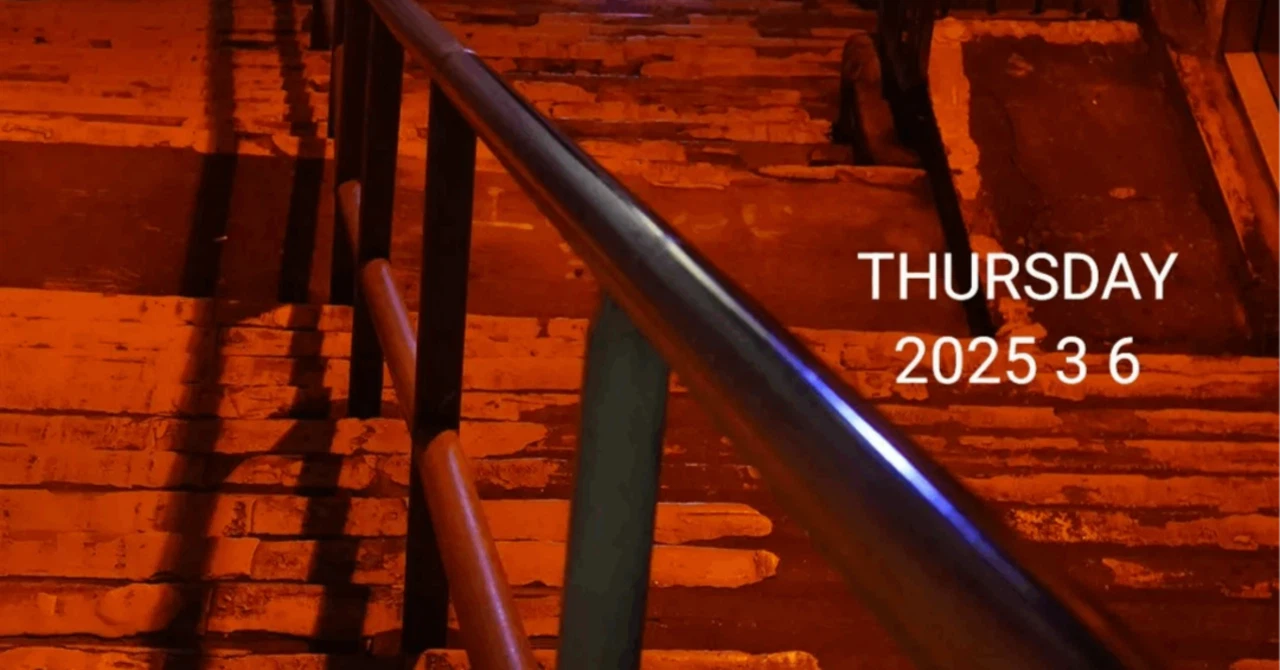 香港の階段。夜の香港の暗がりで、ネオン色の街灯に照らされ幻想的に浮かび上がる石畳の階段