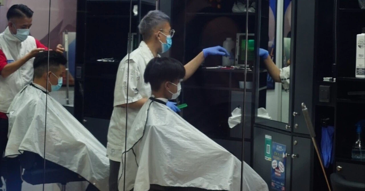 香港のMTR駅構内やショッピングモールで見かける、QBハウススタイルの10分ヘアカット専門店の外観