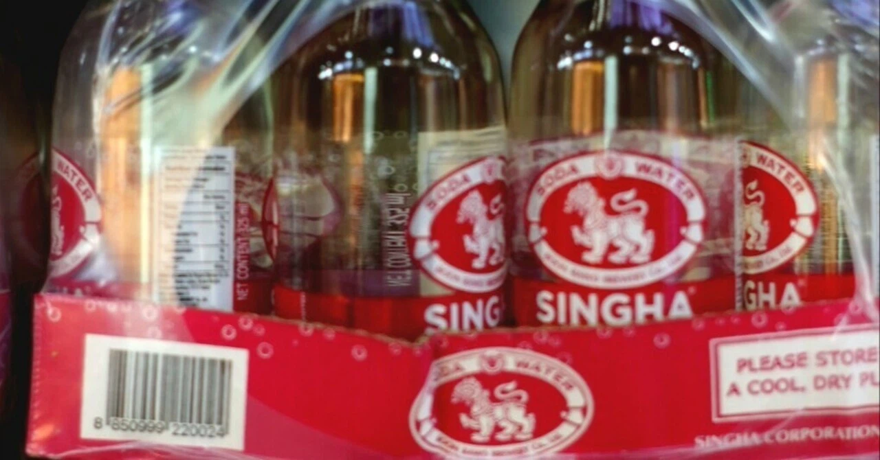 香港のスーパーで販売されている、赤いライオンのロゴが入ったシンハソーダ（Singha Soda Water）のガラス瓶セット