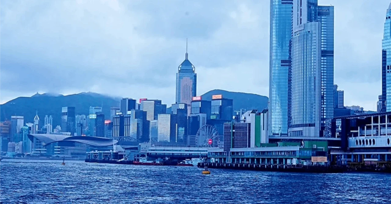 夕暮れの黄金色に染まるビクトリア・ハーバーを進み、香港島セントラルの高層ビル群へと向かうフェリーからの景色