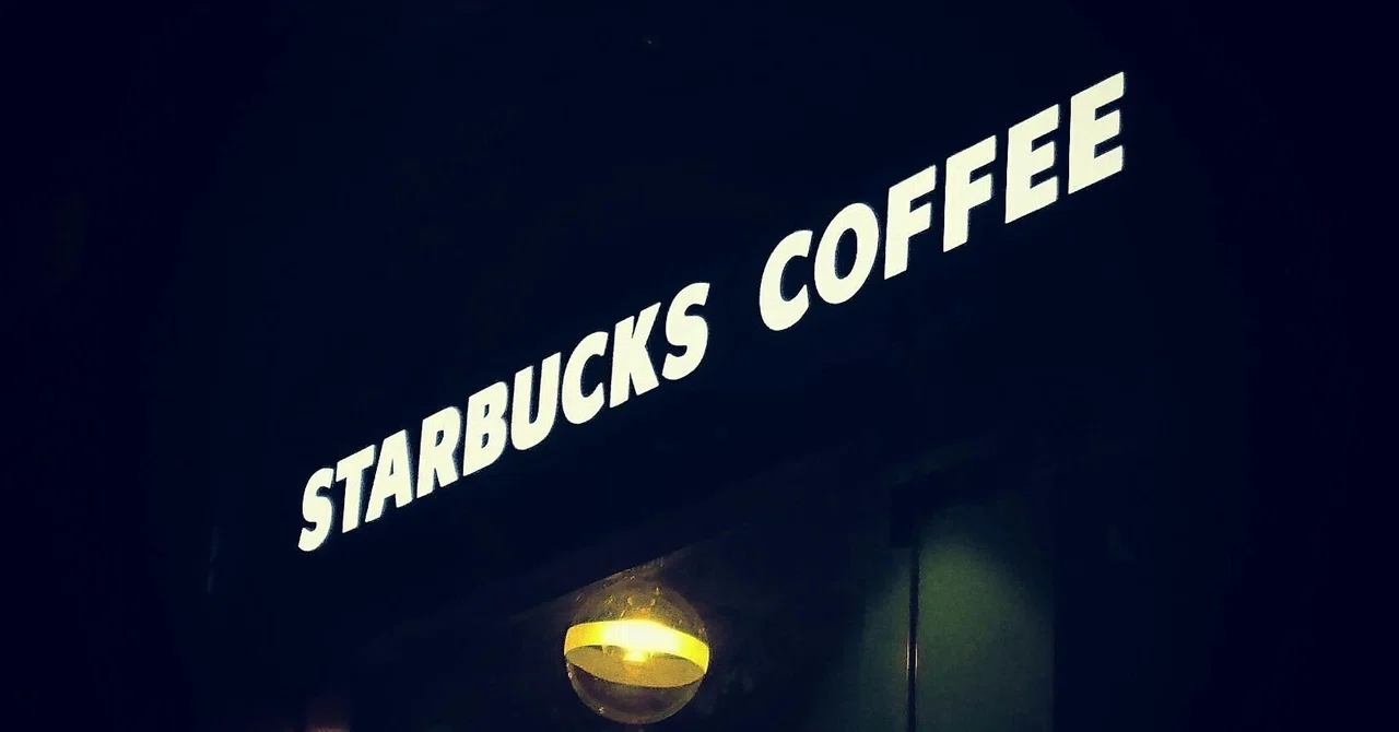 夜に光り輝くスターバックスコーヒー（STARBUCKS COFFEE）の店舗看板