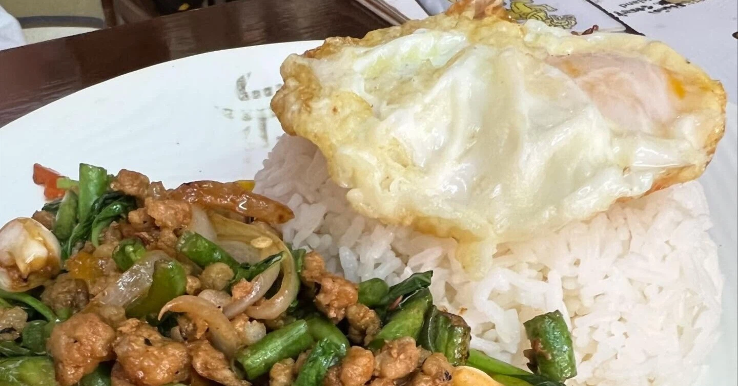 半熟の目玉焼きが乗った本格的なタイ料理のガパオライス