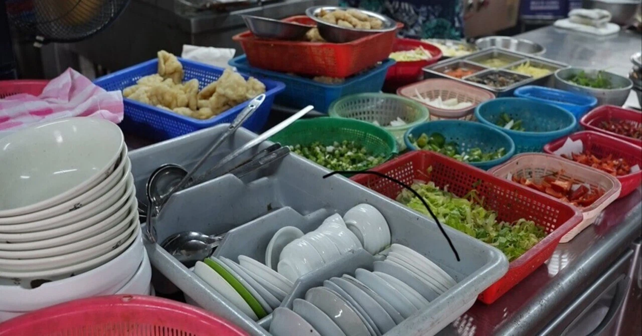 香港の海鮮料理店の厨房に整然と並べられた下ごしらえ済みの野菜や食器